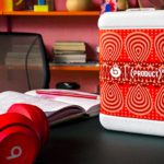 Apple präsentiert limitierte beats (PRODUCT)RED Solo 4 Kopfhörer zum World AIDS Day 2024